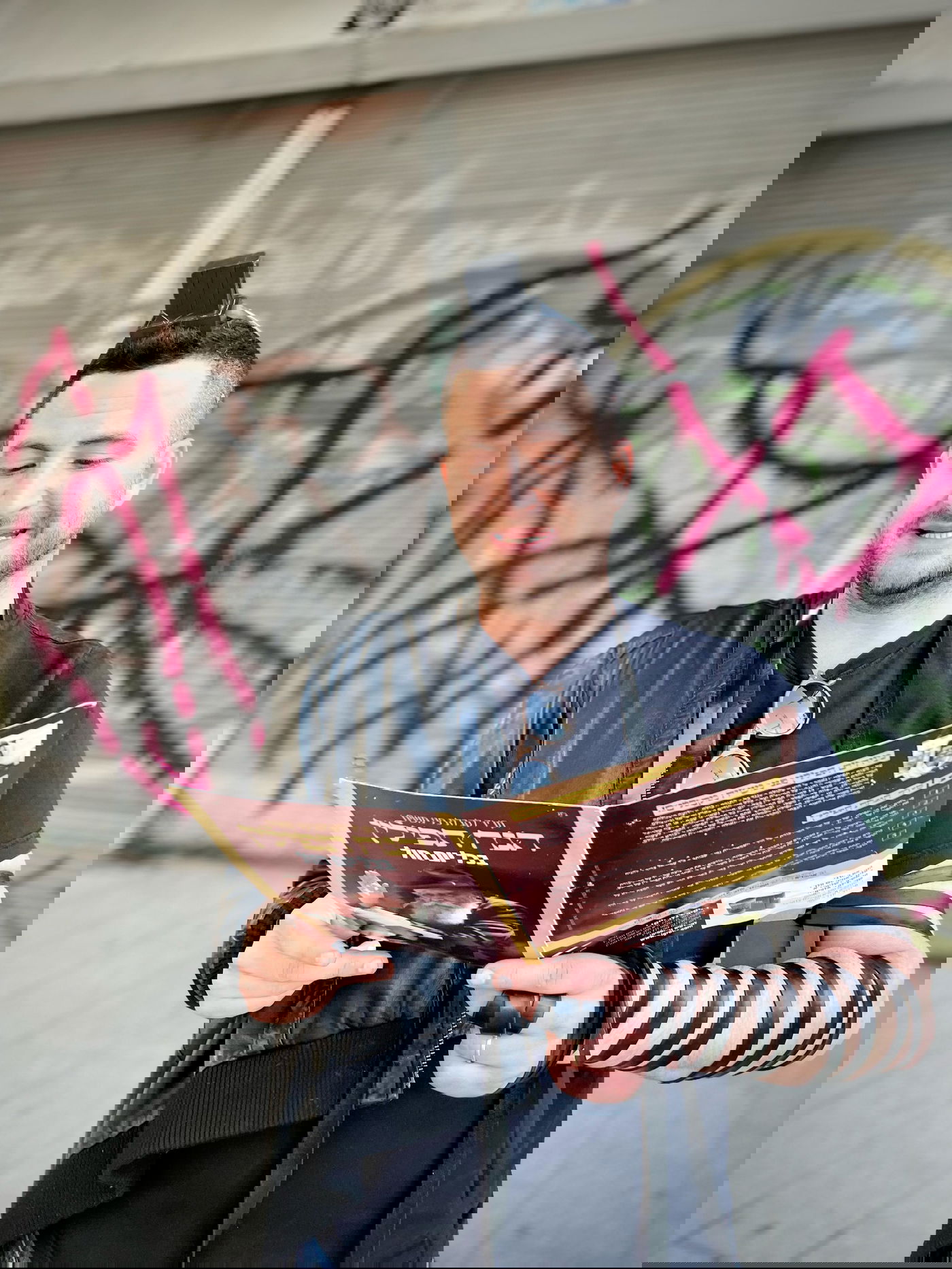 גיא הוכמן מניח תפילין