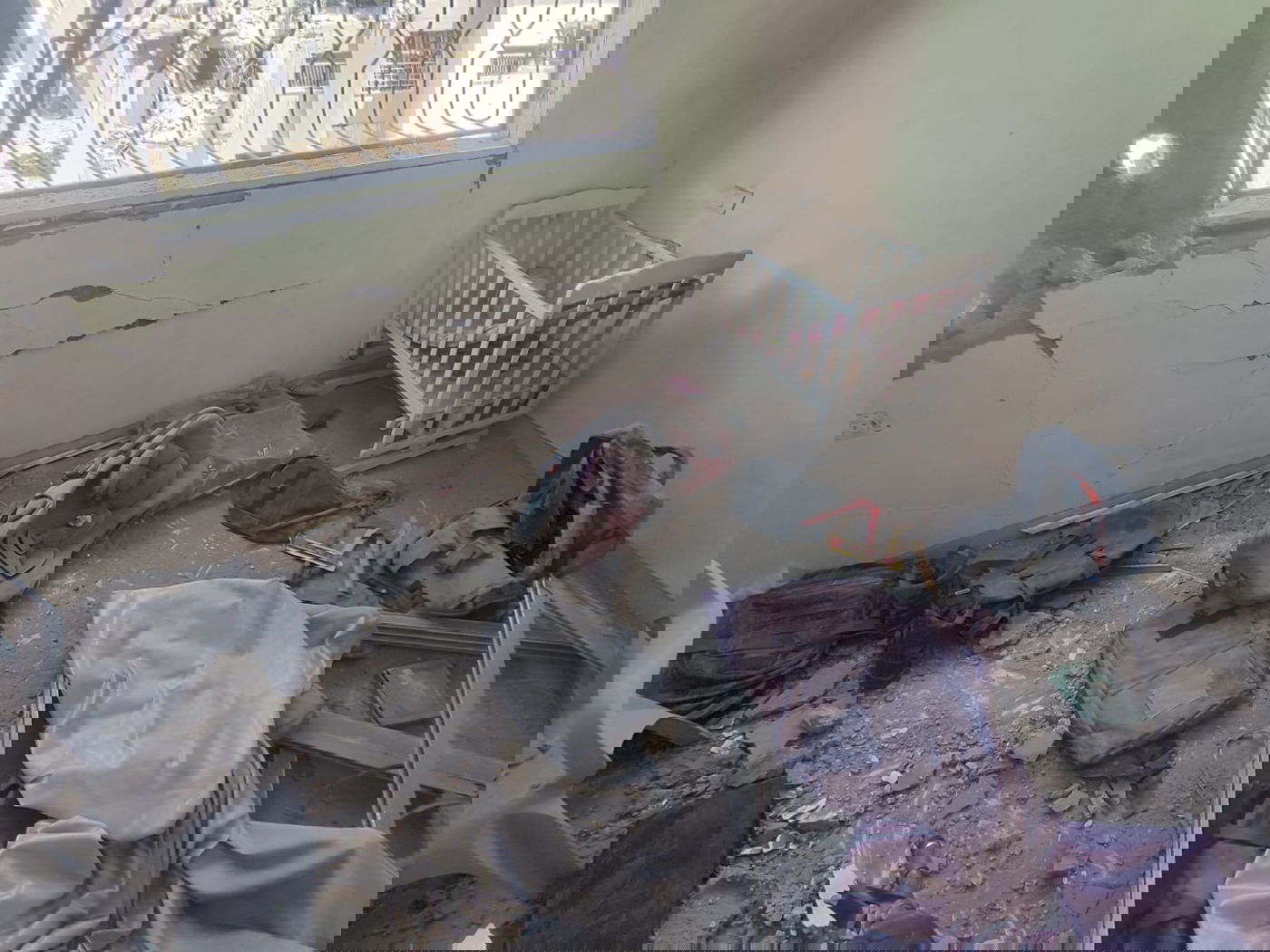 העריסה בחדר בו אותרו אמצעי הלחימה: