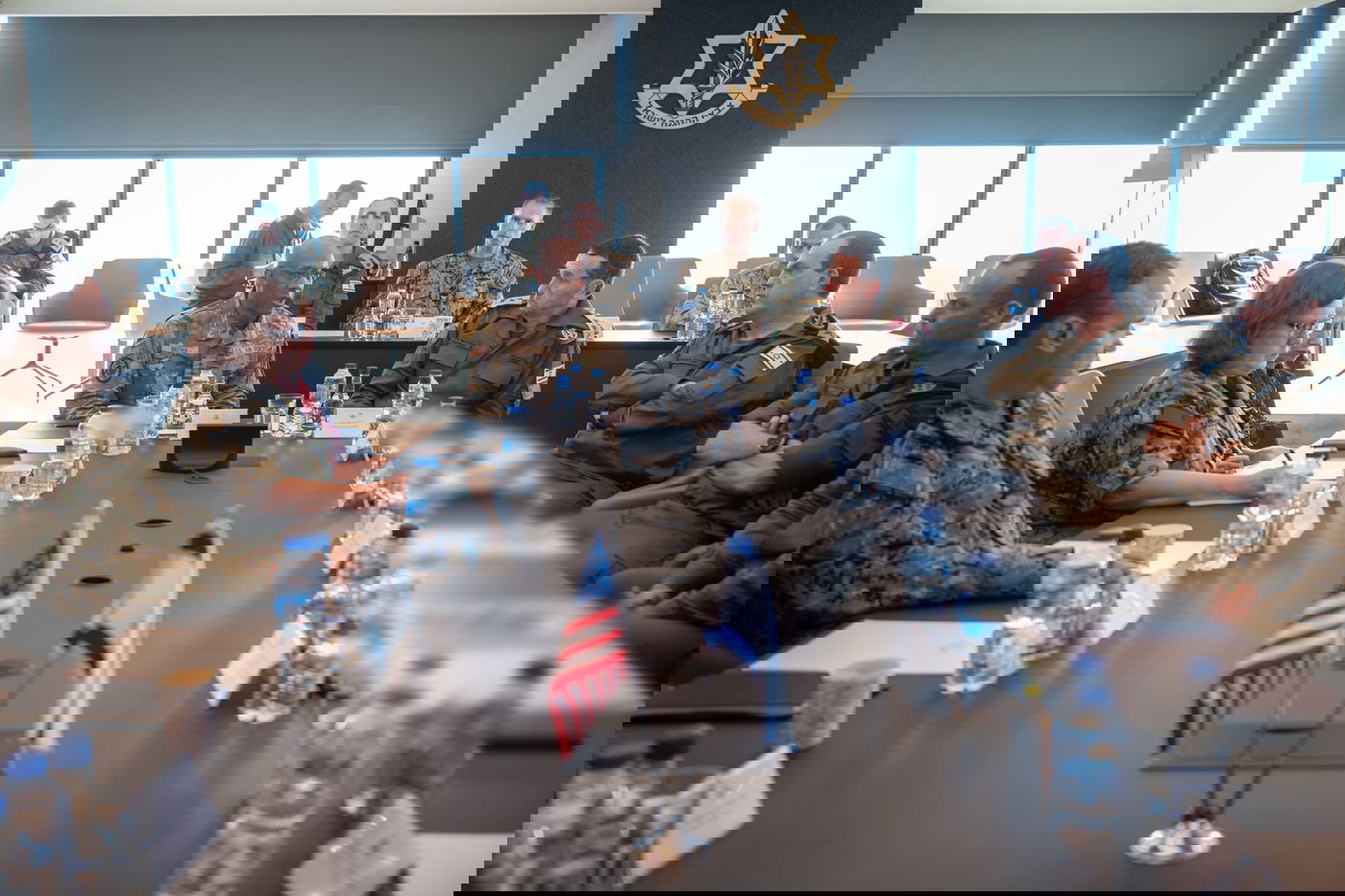 ביקור יו״ר המטות המשולבים של צבא ארה״ב, הגנרל ק. בראון ג׳וניור עם הרמטכ״ל, רב-אלוף הרצי הלוי