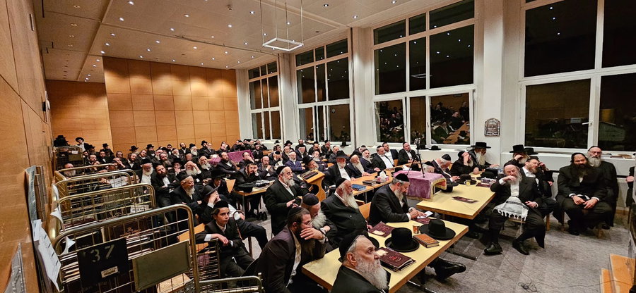 הרב שלום ישראל קליין (בתחתית התמונה) בשיעור במלון דרבי יממה לפני שנפטר