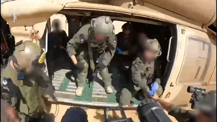 לוחמי צה"ל פורקים ממסוק החילוץ לקראת הגעתו של קאיד פרחאן אלקאדי