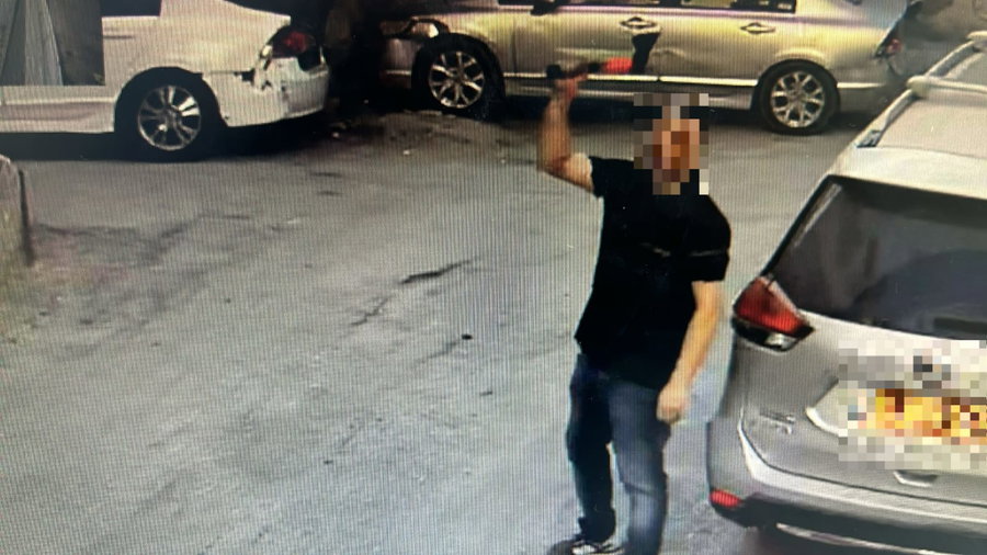 החשוד במעשה תועד במצלמות אבטחה