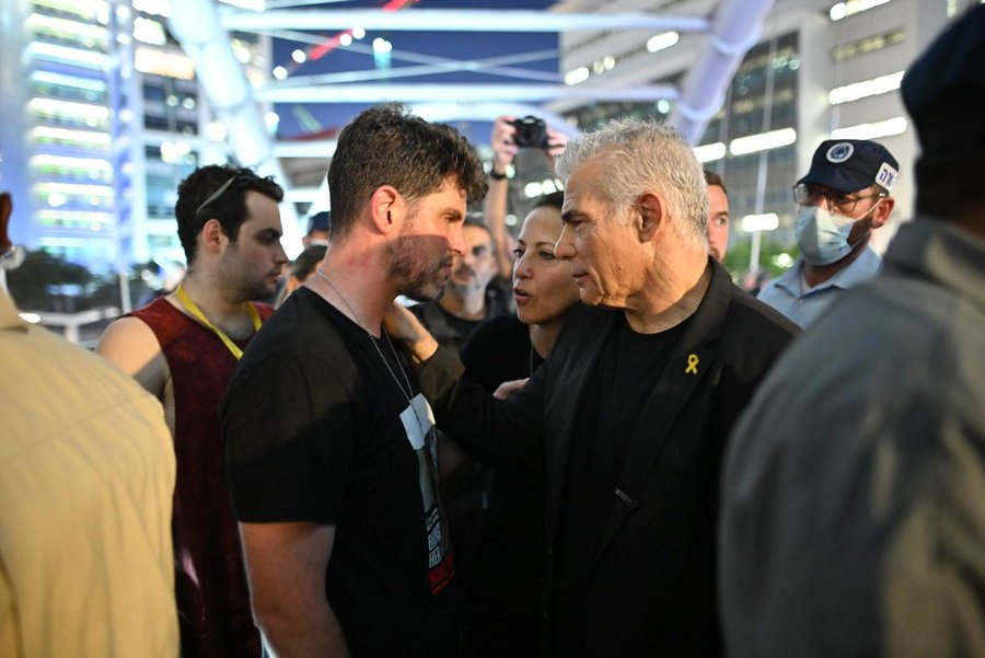 ראש האופוזיציה יאיר לפיד בהפגנה הערב בקפלן
