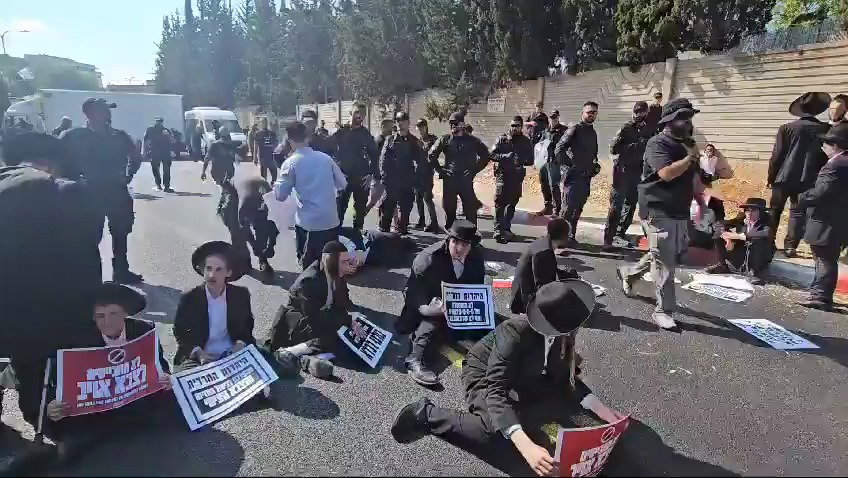 אנשי הפלג הירושלמי חוסמים את הכבישים סמוך ללשכת הגיוס בתל השומר