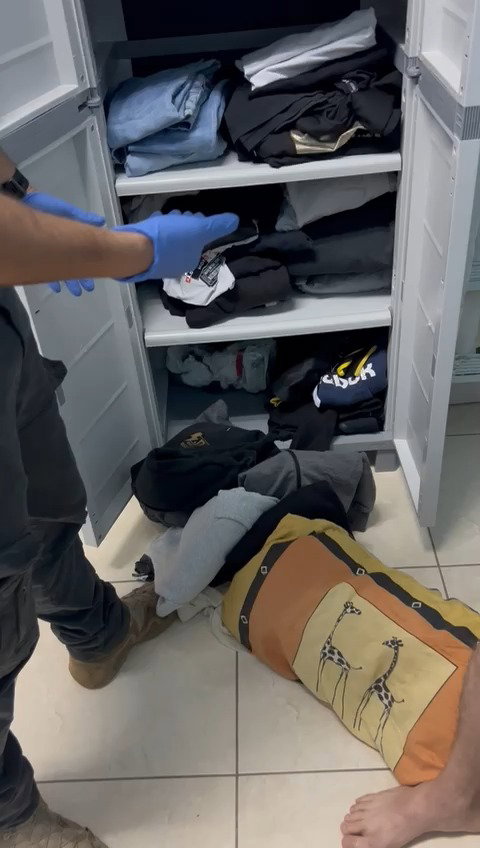 מציאת האקדח בתוך הארון