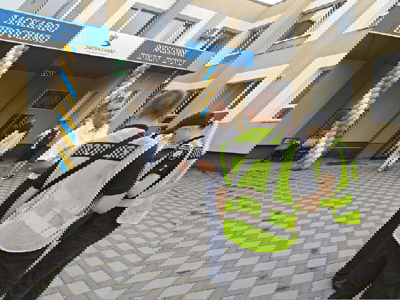 רגע לפני פתיחת שנה: רסיסים נפלו בשטח בית הספר היהודי בקייב