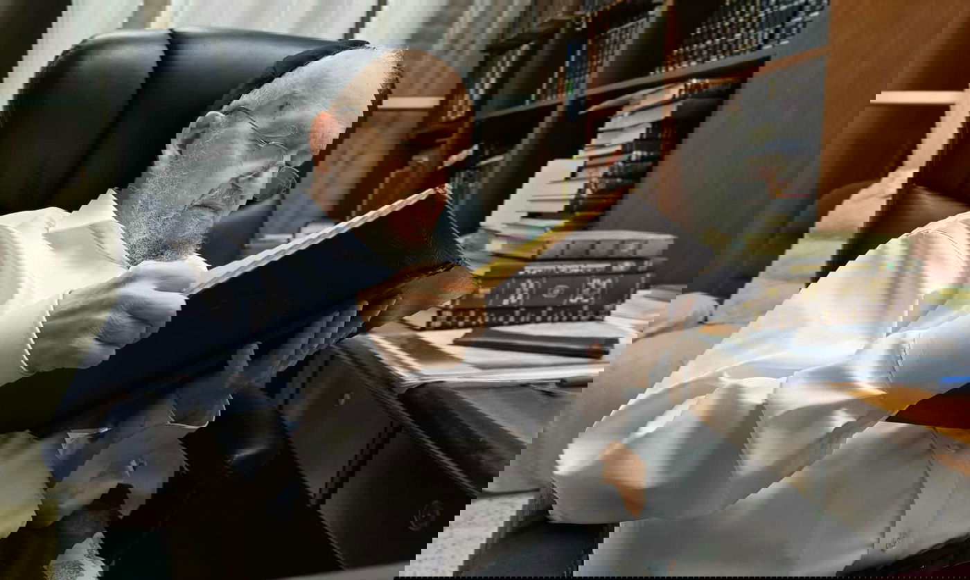 הגר"מ מאזוז שקוע בלימוד