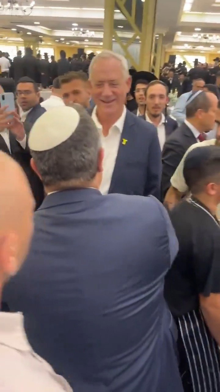 רגע לחיצת היד בין בני גנץ לאיתמר בן גביר