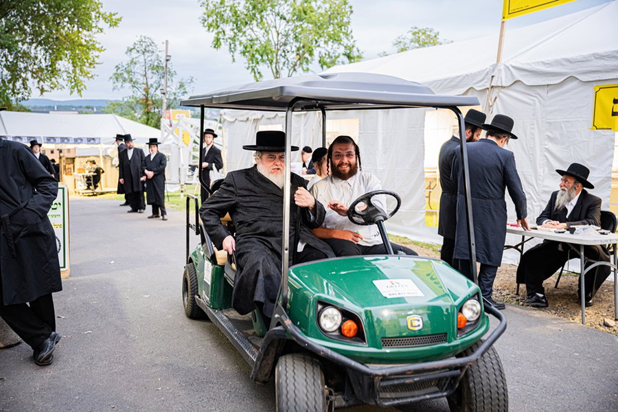רבבות חסידי ותלמידי בית סאטמר פוקדים את הציון הק' במהלך יומא דהילולא