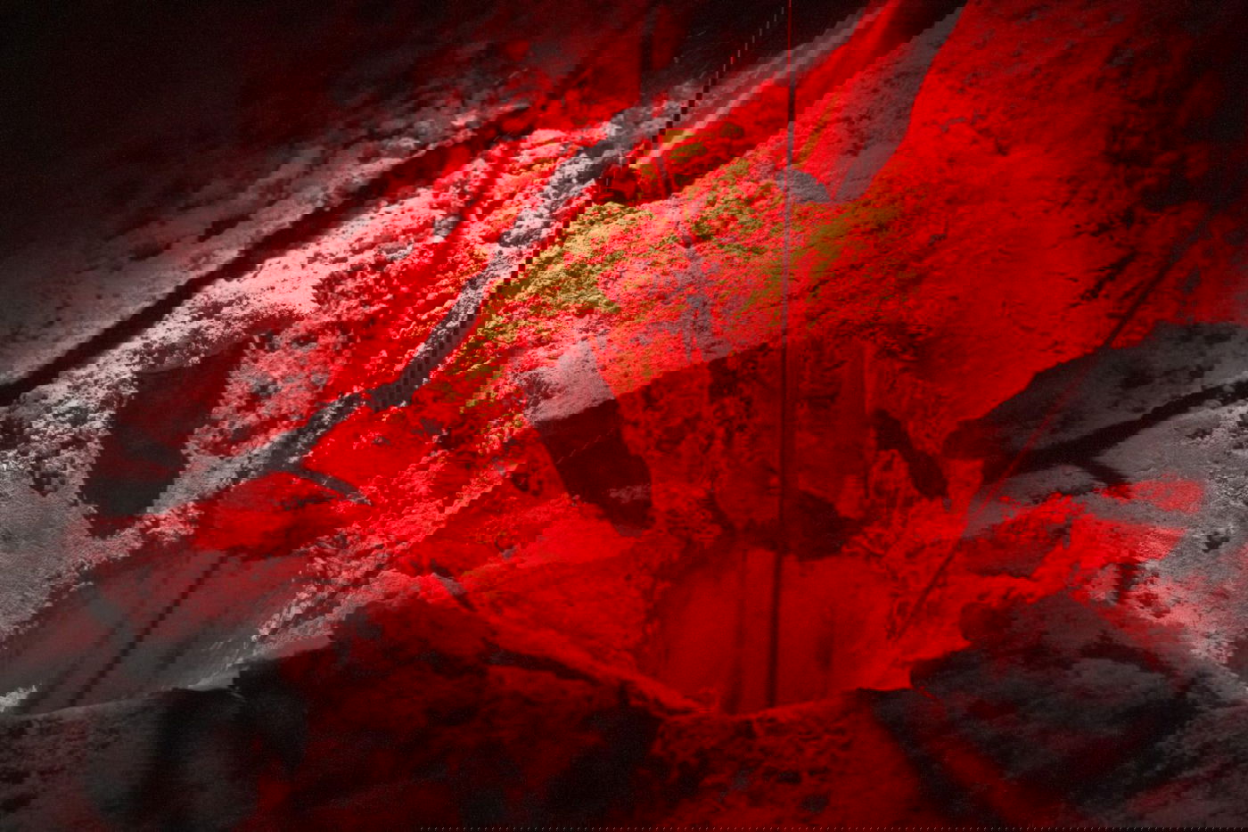 באורך של יותר מקילומטר, עם מסילת תובלה: מנהרת הענק שהושמדה בצפון עזה | צפו