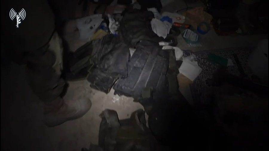 מפקד גדוד 932, סגן-אלוף דותן במרתף אמצעי הלחימה שאותר