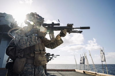 קמרון ייסט, מפקד משחתת של חיל הים האמריקני, מצטלם עם רובה וכוונת הפוכה