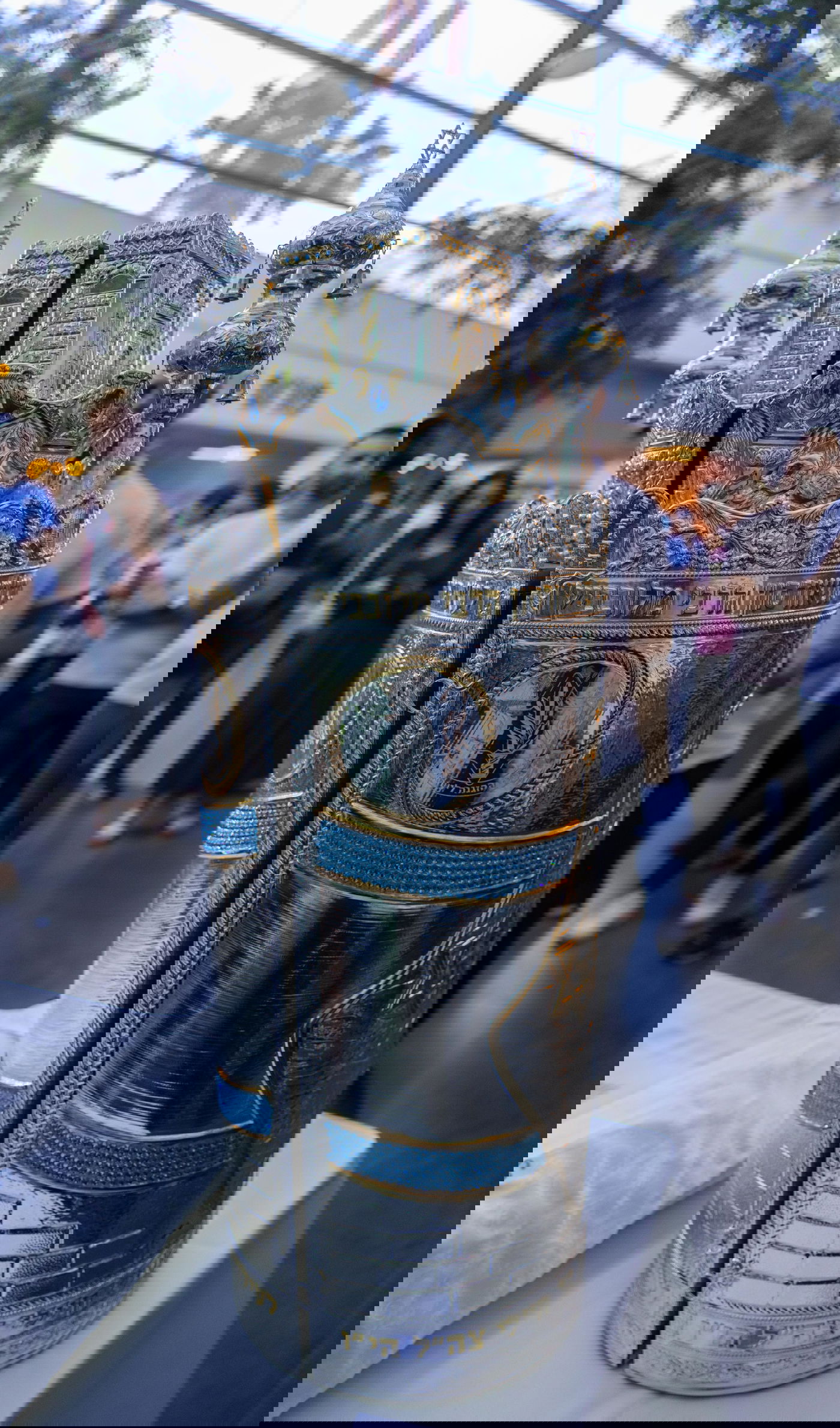 אנשי העסקים והזמרים הפופולרים תרמו ספר תורה | תיעוד