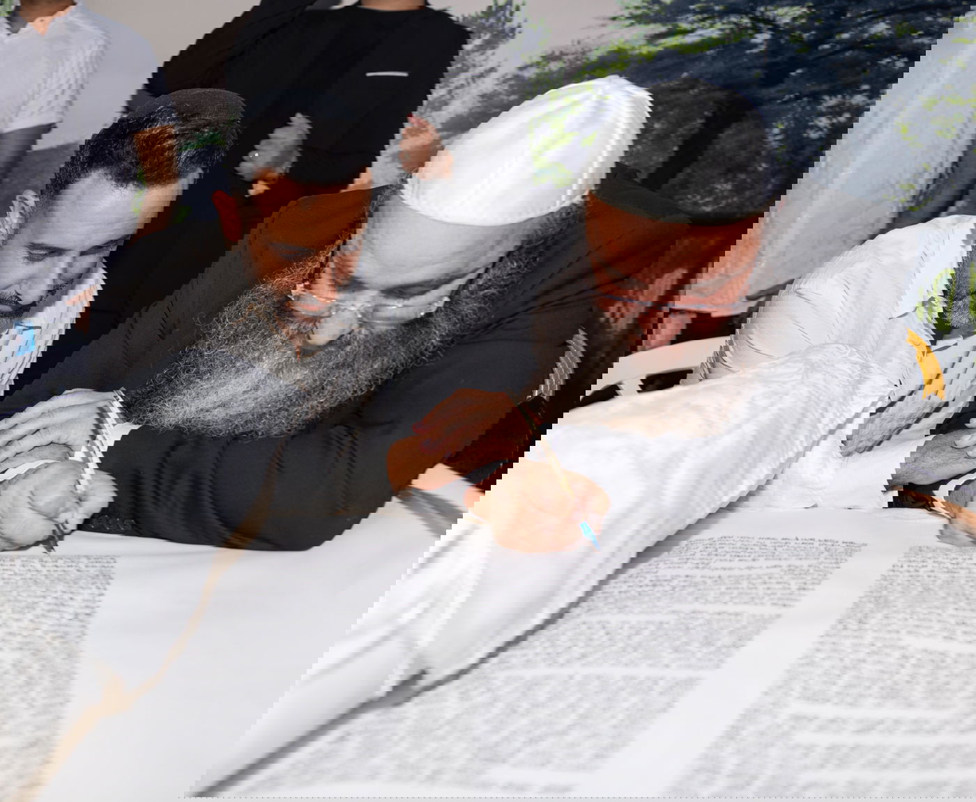 אנשי העסקים והזמרים הפופולרים תרמו ספר תורה | תיעוד