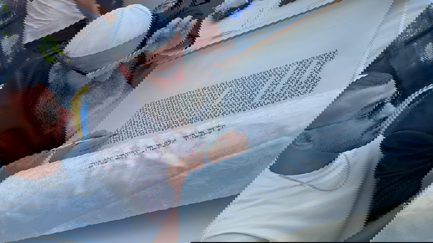 אנשי העסקים והזמרים הפופולרים תרמו ספר תורה | תיעוד