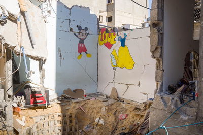 ליד בובות וציורי קיר בחצר ילדים: כך נראה פיר המנהרה שממנו חולצו גופות החטופים