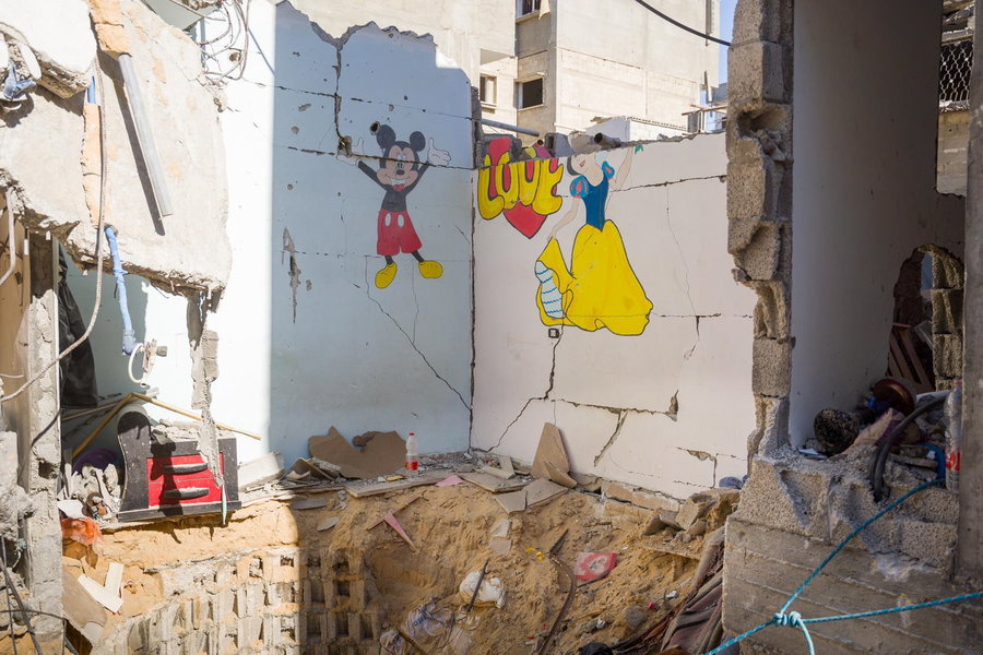 ליד בובות וציורי קיר בחצר ילדים: כך נראה פיר המנהרה שממנו חולצו גופות החטופים