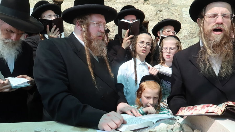 האדמו"ר משומרי אמונים על ציון אביו זצ"ל