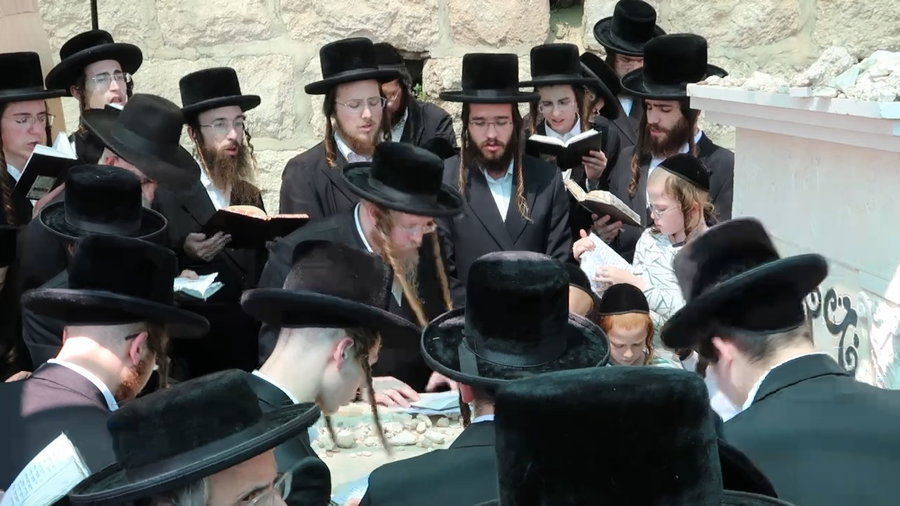 האדמו"ר משומרי אמונים על ציון אביו זצ"ל