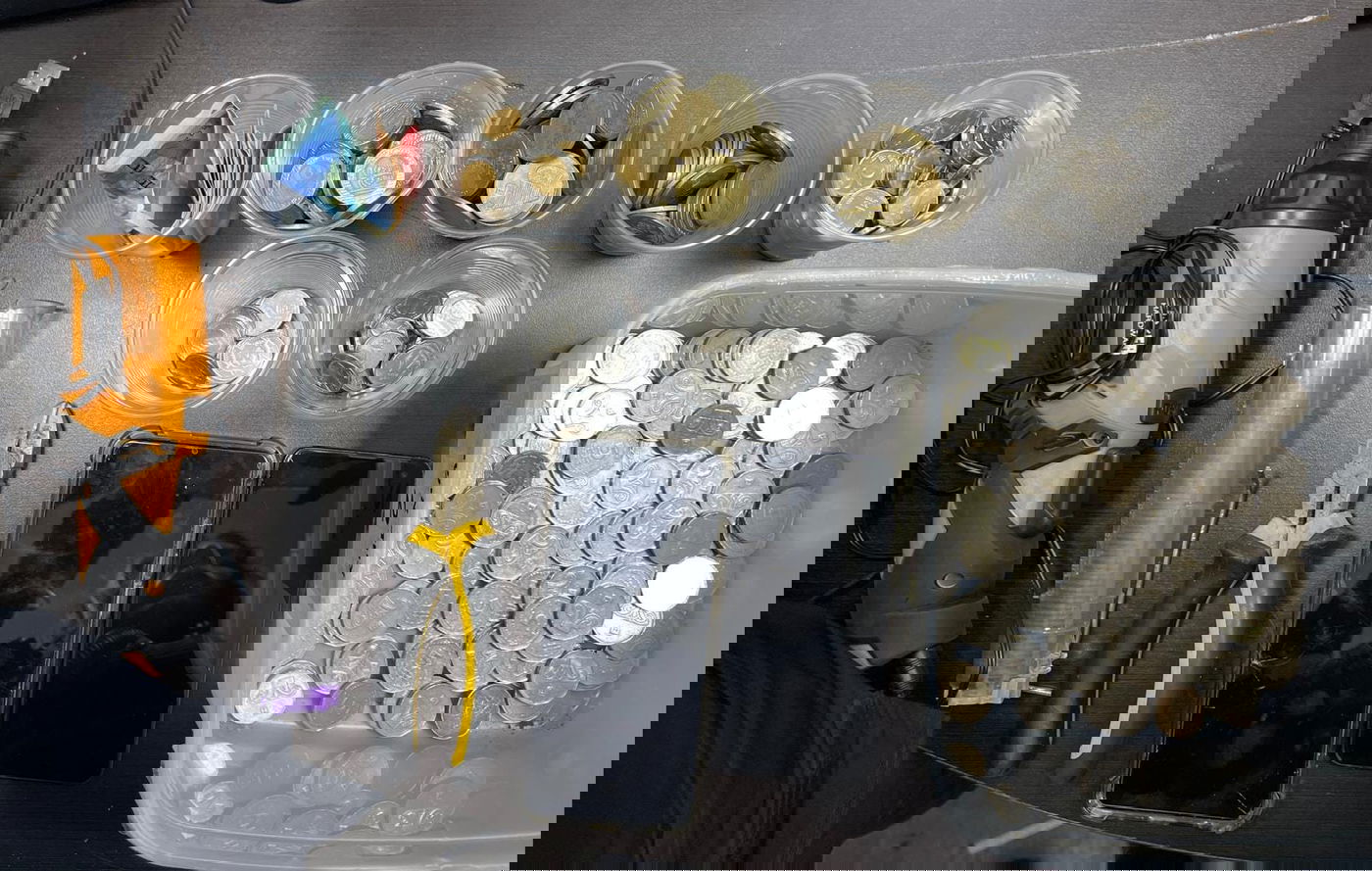 הכסף וכלי הפריצה שנתפסו בידי הפורצים