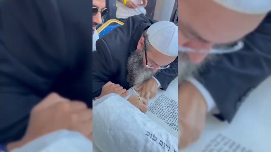 כתיבת האותיות בהכנסת ספר התורה