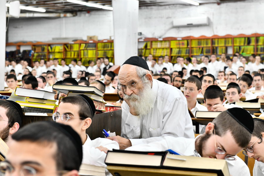 הגאון רבי חיים ברמן ה'מתמיד' של הישיבה