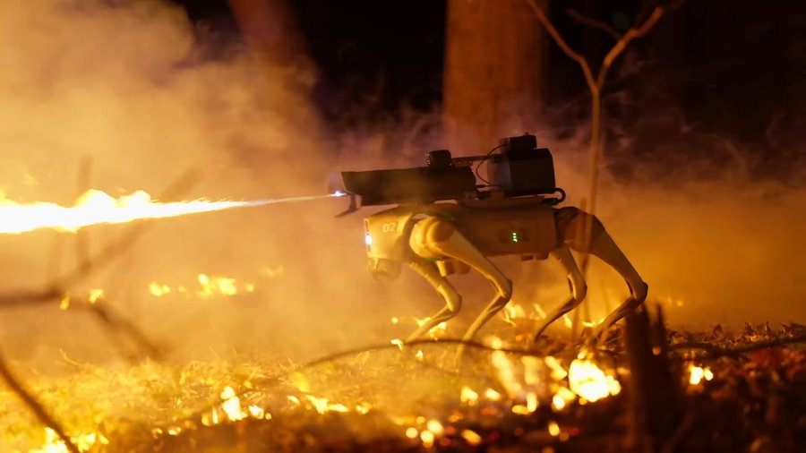הרובוט שיורק אש של חברת Throwflame האמריקאית