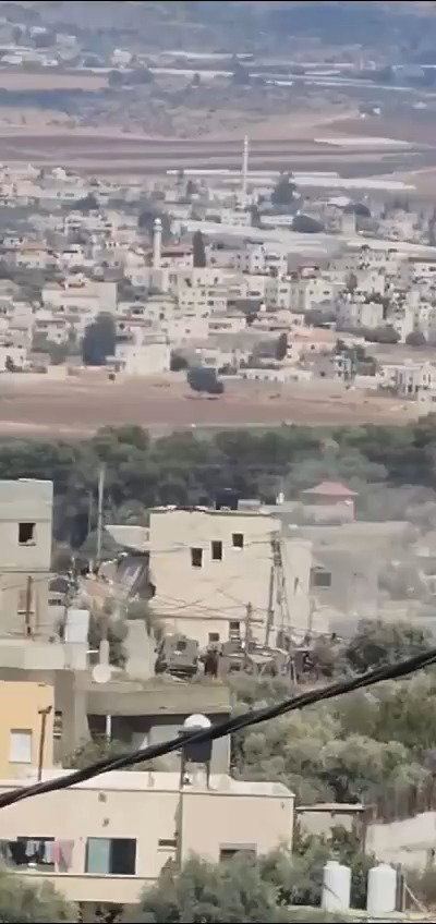 דחפור מתחיל להרוס בית בו מתבצר מבוקש