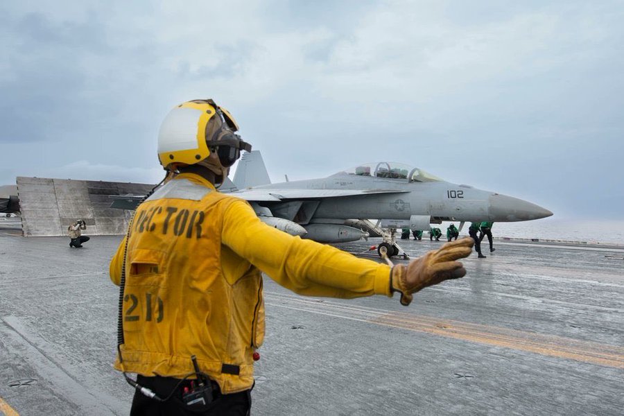 מטוס אמריקני ממריא מנושאת המטוסים רוזוולט במזרח התיכון