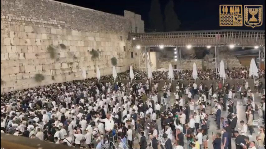 צפו בסליחות ראשונות בכותל