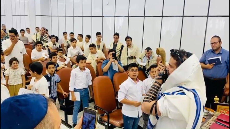 אמירת הסליחות ותקיעת השופר בשיראז שבאיראן