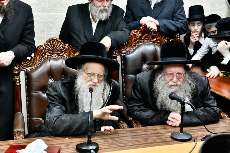 ניחום אבלים בחצה"ק מודז'יץ וקוזמיר