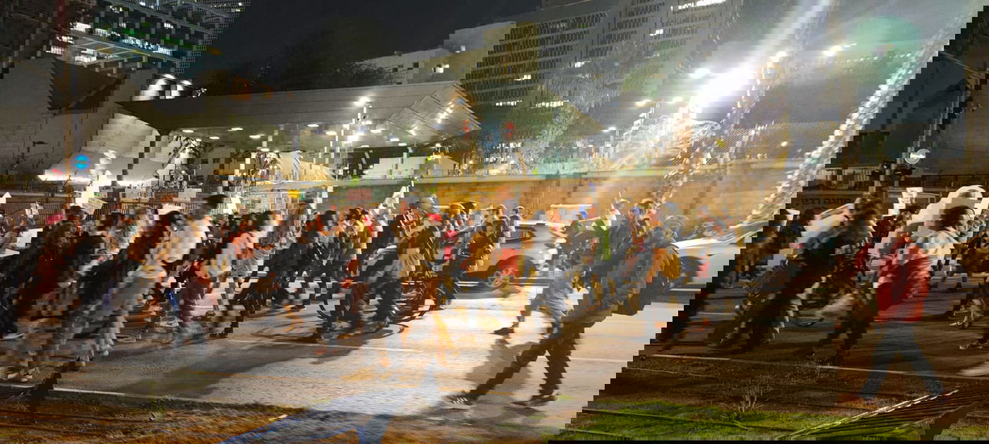 מפגינים צועדים ליד כיכר החטופים בתל אביב