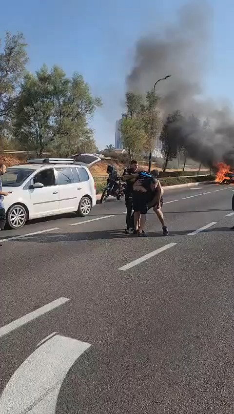 החילוץ מתוך הרכב הבוער