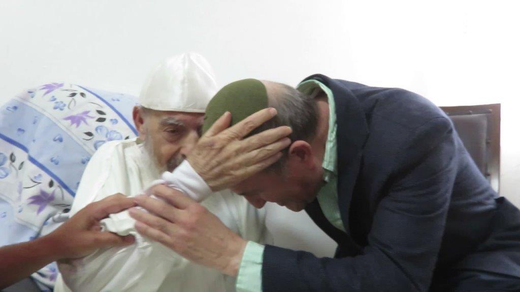 האדמו"ר מברך את ראש העיר