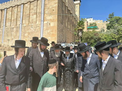 האדמו"ר מפינסק קארלין במערת המכפלה 