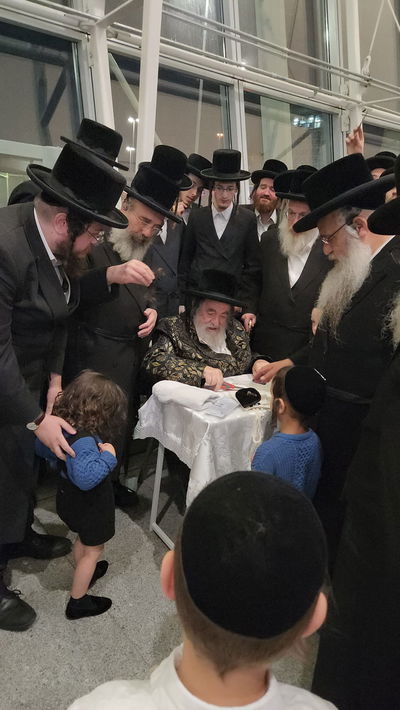 האדמו"ר מויז'ניץ בהגעתו לארה"ב 