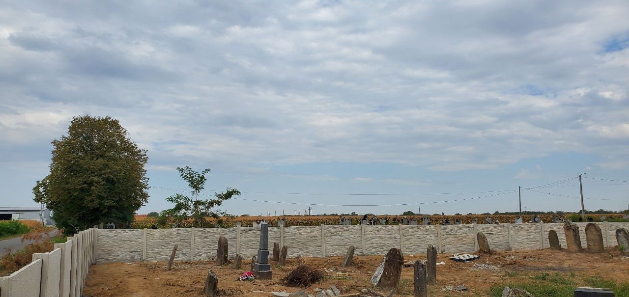 בית העלמין העתיק במאדיסו אורית אחרי השיפוץ