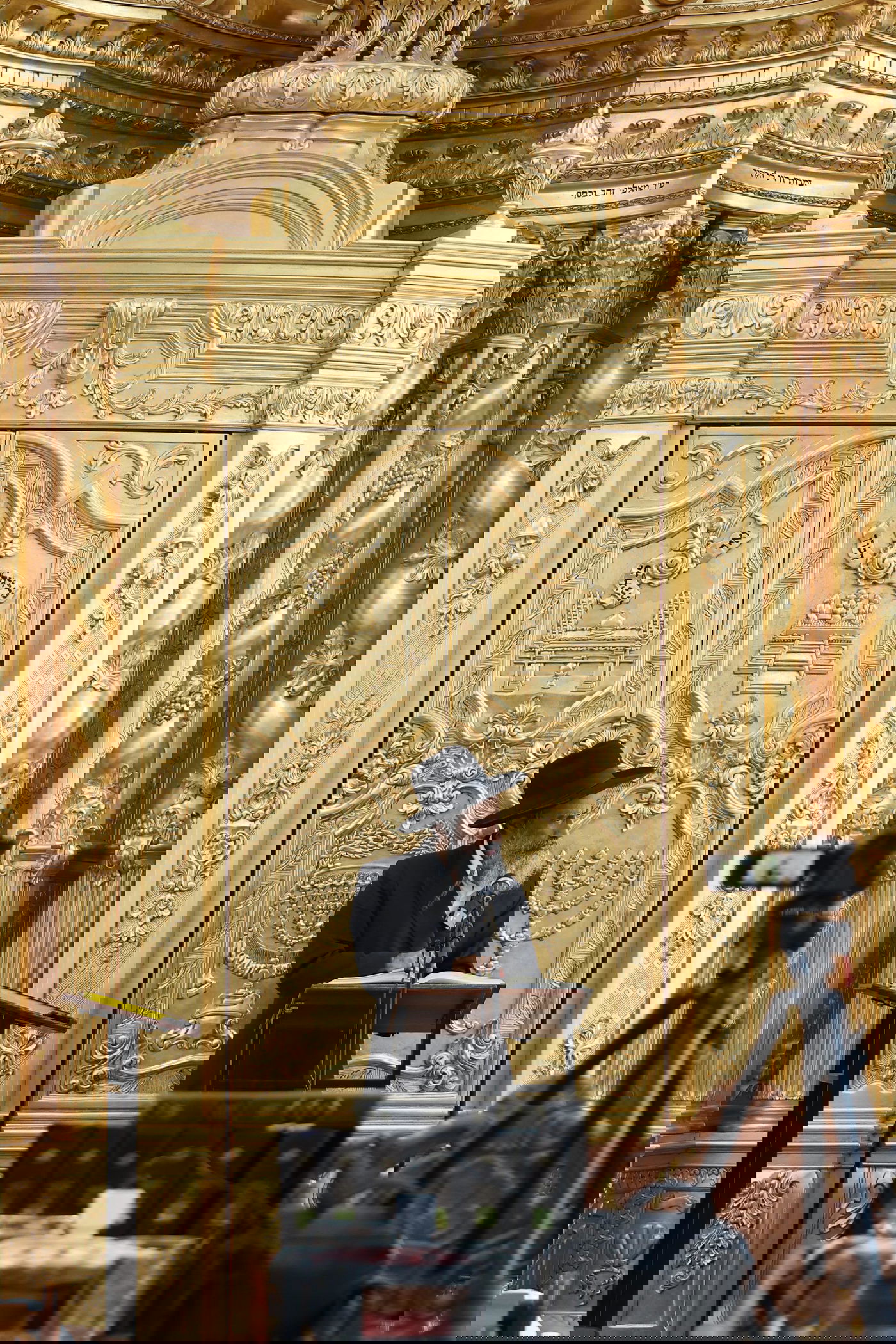 ארון הקודש המוזהב בישיבת נזר ישראל