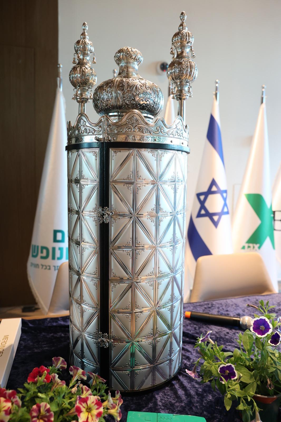 הכנסת ספר תורה באגד לזכר 4 מחללי המלחמה