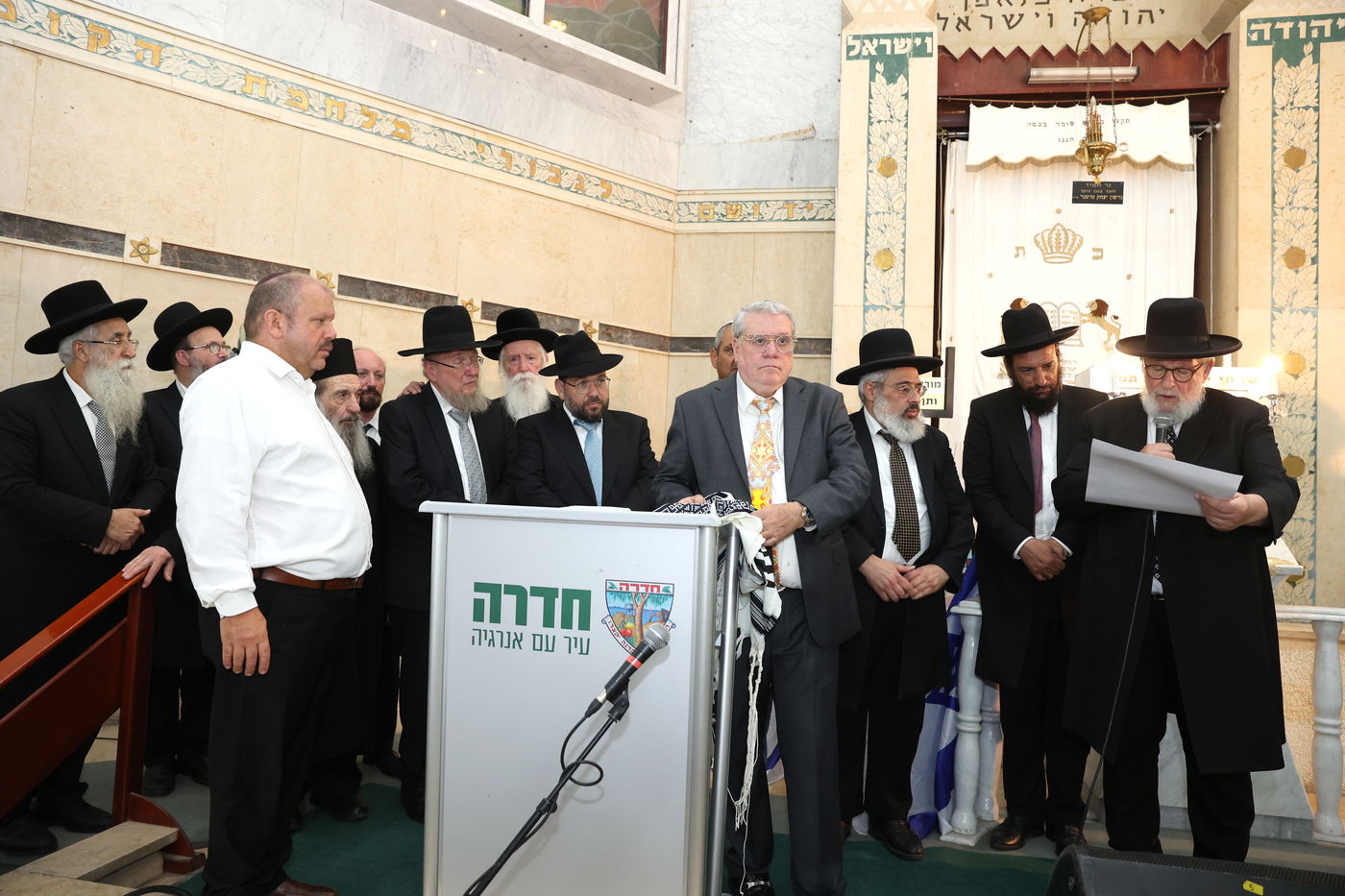 הכתרת הרב בן ציון נורדמן לרב בית הכנסת הגדול