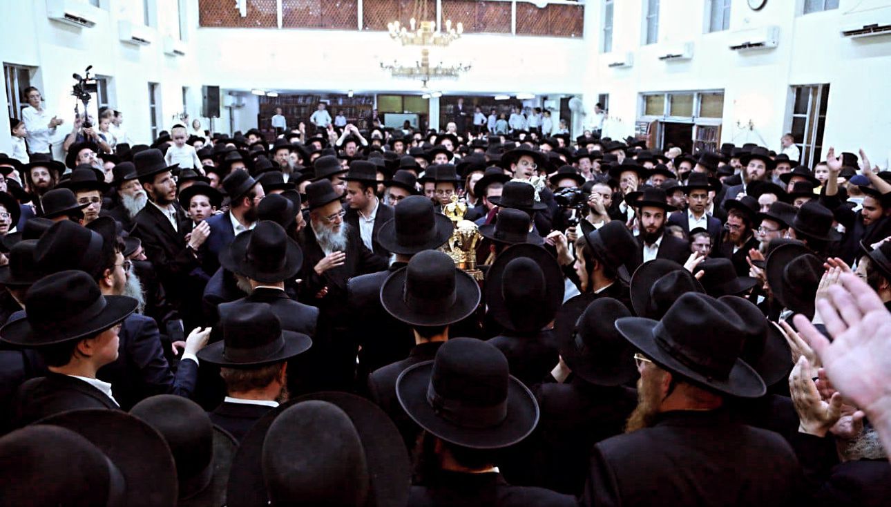 הכנסת ספר תורה לבית מדרשו של הגאון רבי חיים גריינמן