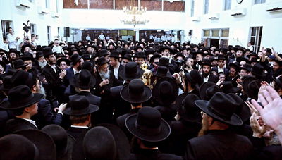 הכנסת ספר תורה לבית מדרשו של הגאון רבי חיים גריינמן