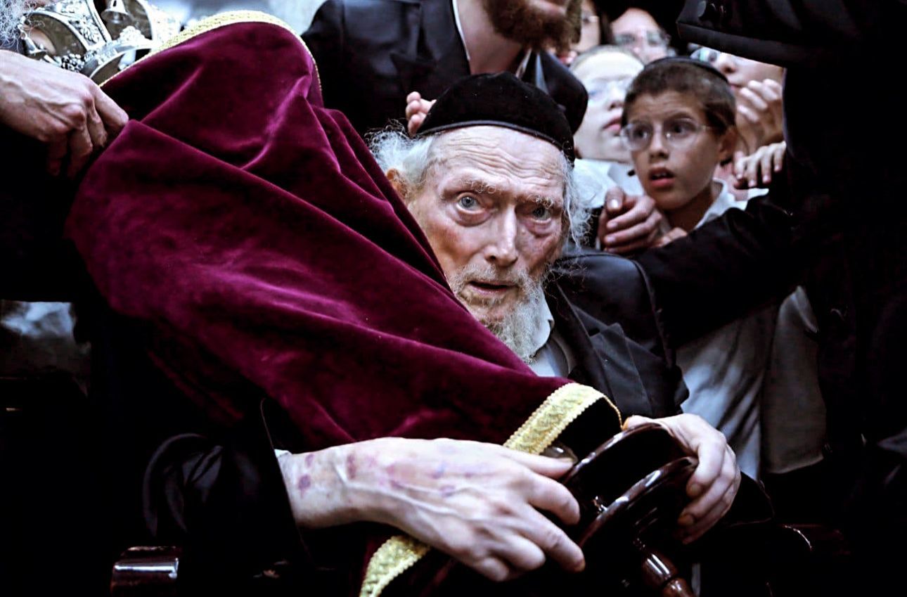 הגאון יהודה בויאר בריקוד בהכנסת ספר תורה