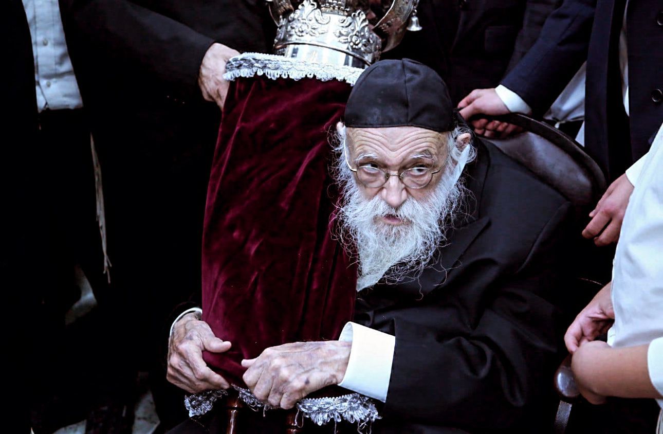 הגאון מאיר גריינמן בריקוד בהכנסת ספר תורה