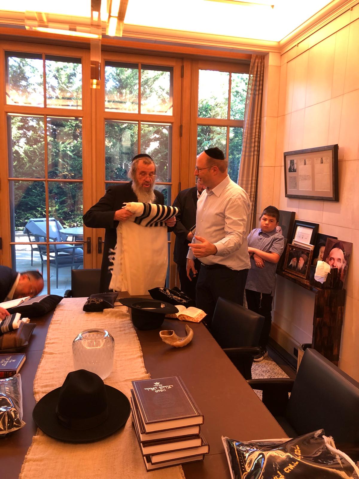 הדינרים, השיחות והשבת המרוממת: המסע של רה"י