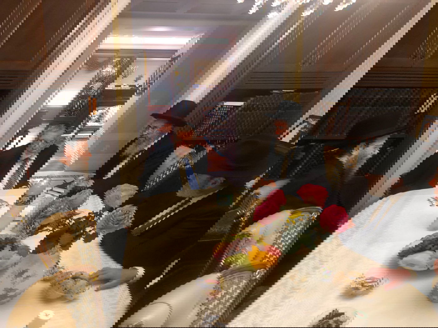 הדינרים, השיחות והשבת המרוממת: המסע של רה"י