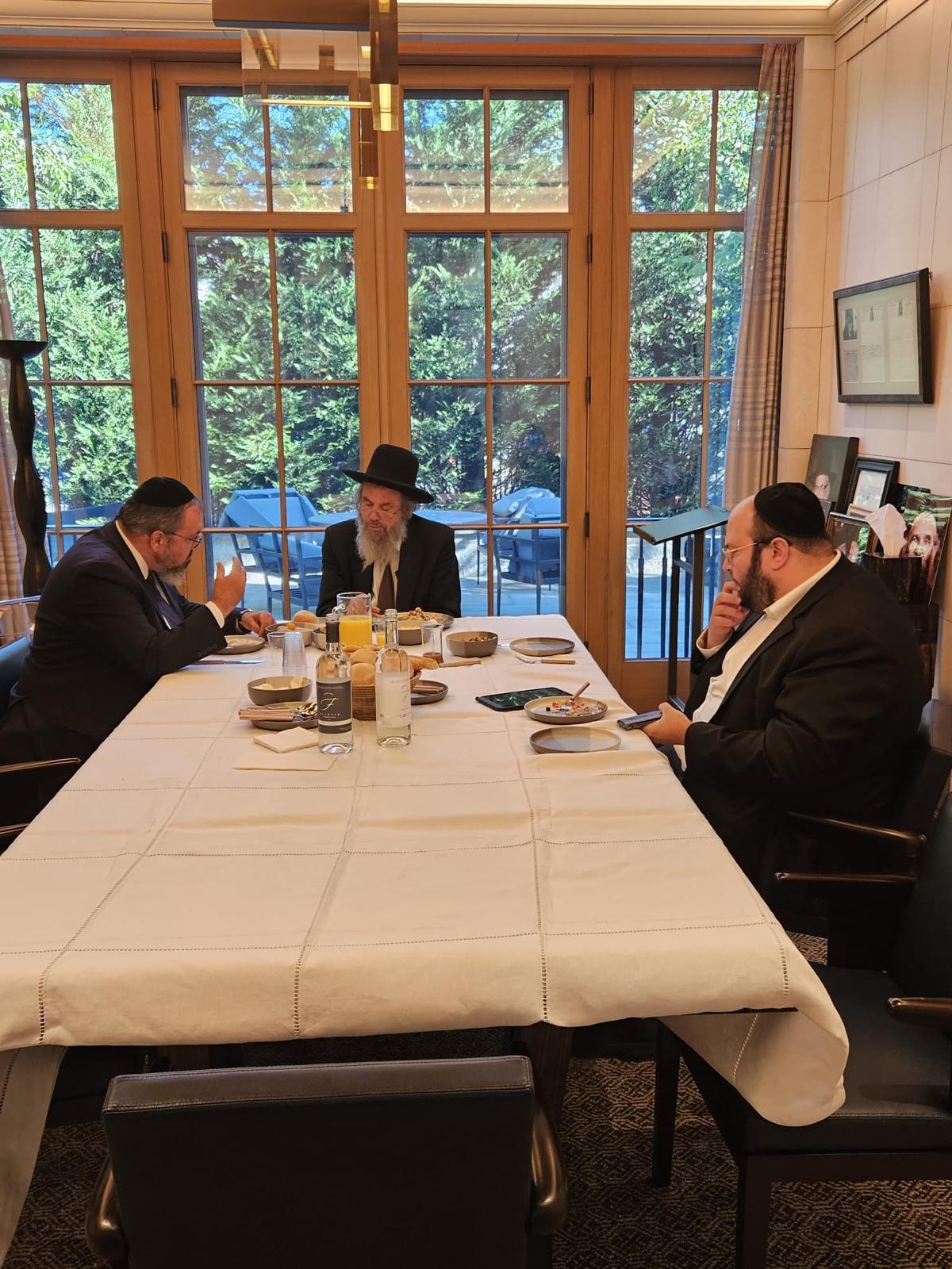 הדינרים, השיחות והשבת המרוממת: המסע של רה"י