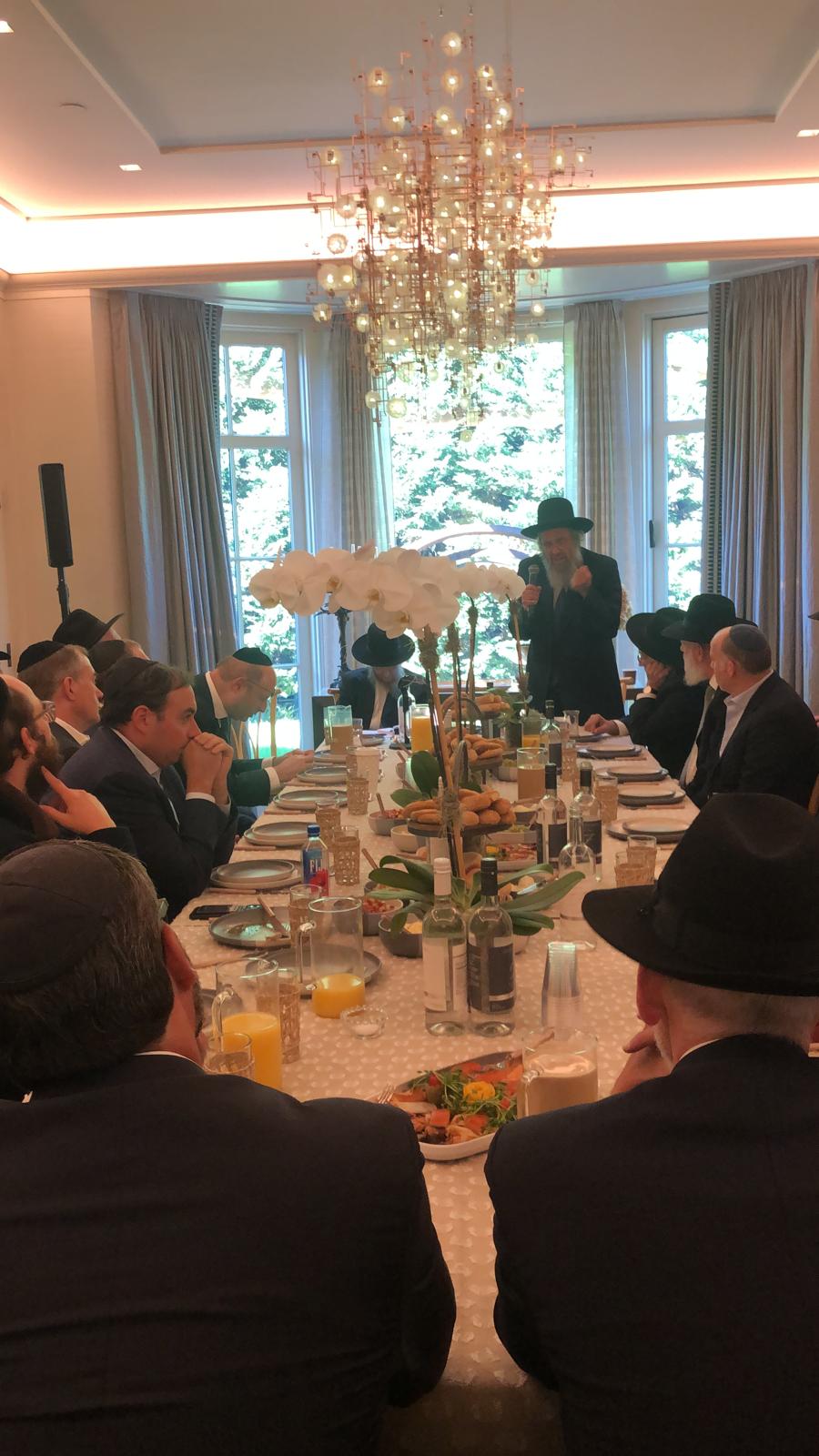 הדינרים, השיחות והשבת המרוממת: המסע של רה"י