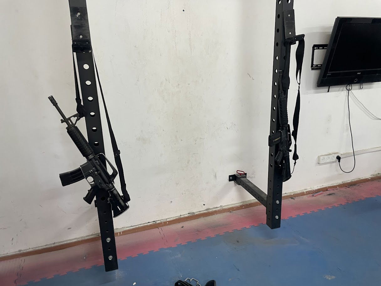 בקיבוץ יש חדר כושר ישן שישמש אותנו כמקום מפלט